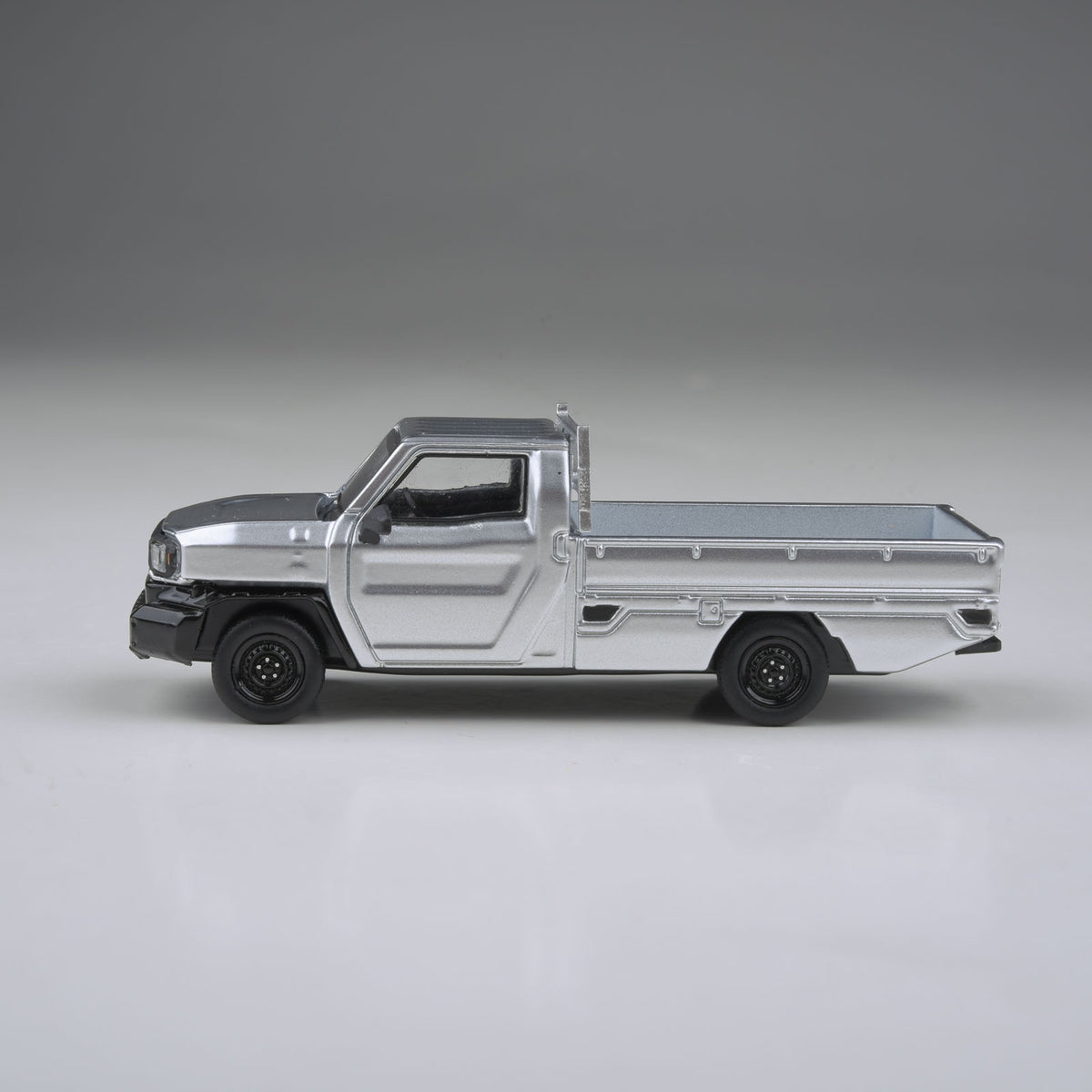 Para64 1/64 2025 Toyota Hilux Champ Tamaraw Silver Metallic LHD PB55701 Diecast Scale Model Car
