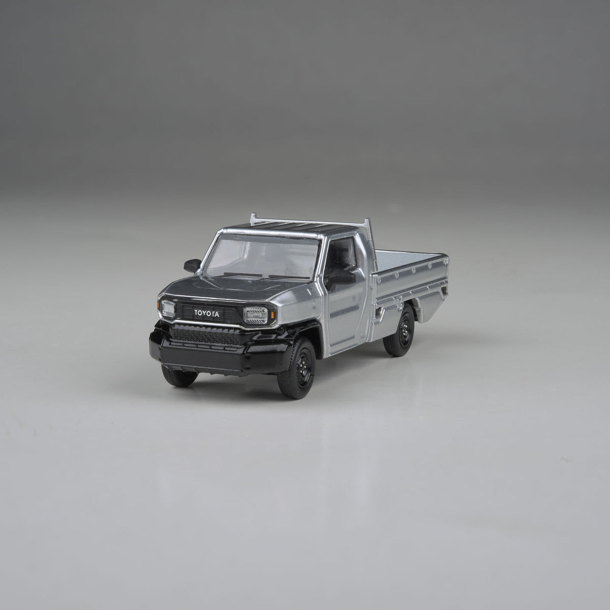 Para64 1/64 2025 Toyota Hilux Champ Tamaraw Silver Metallic LHD PB55701 Diecast Scale Model Car