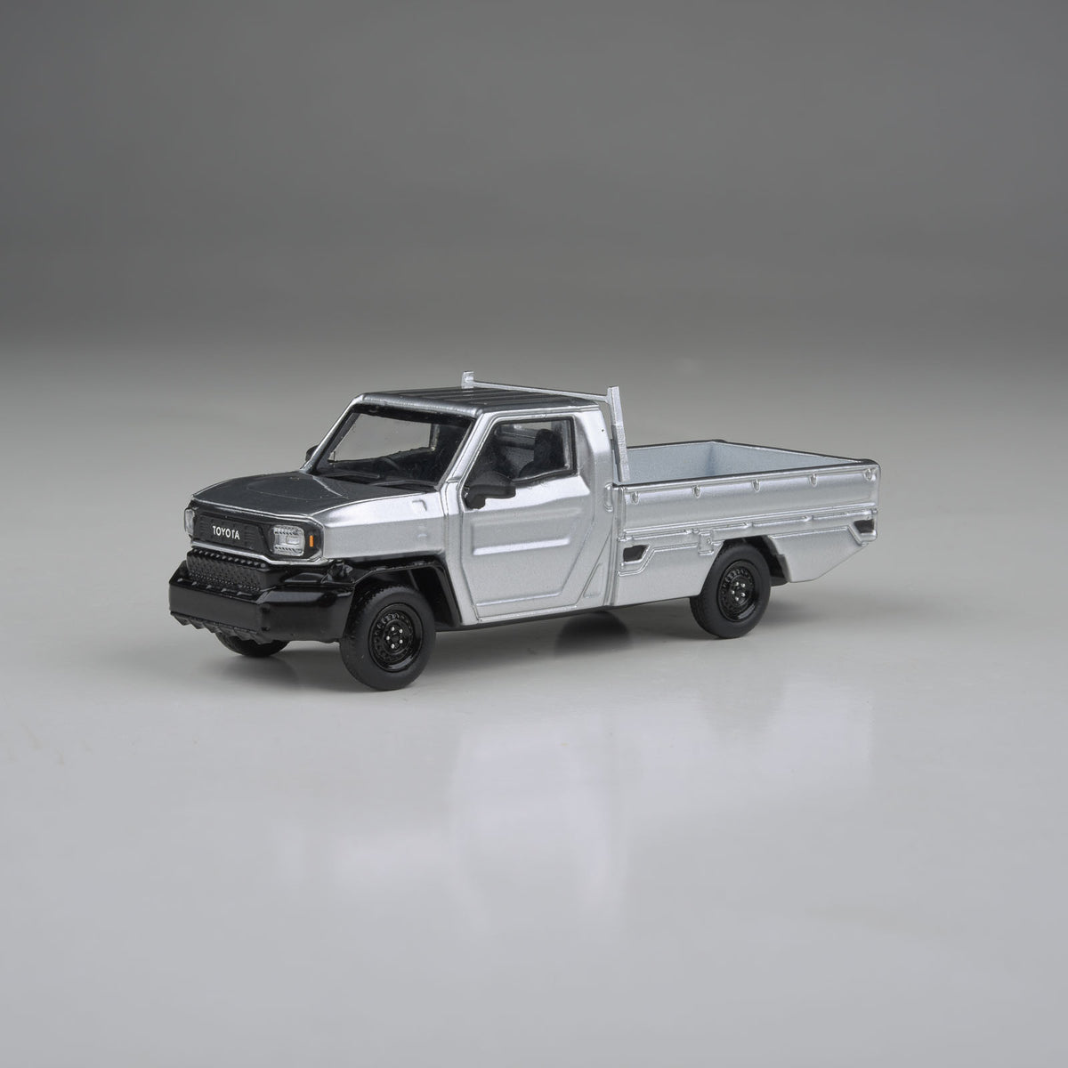 Para64 1/64 2025 Toyota Hilux Champ Tamaraw Silver Metallic LHD PB55701 Diecast Scale Model Car