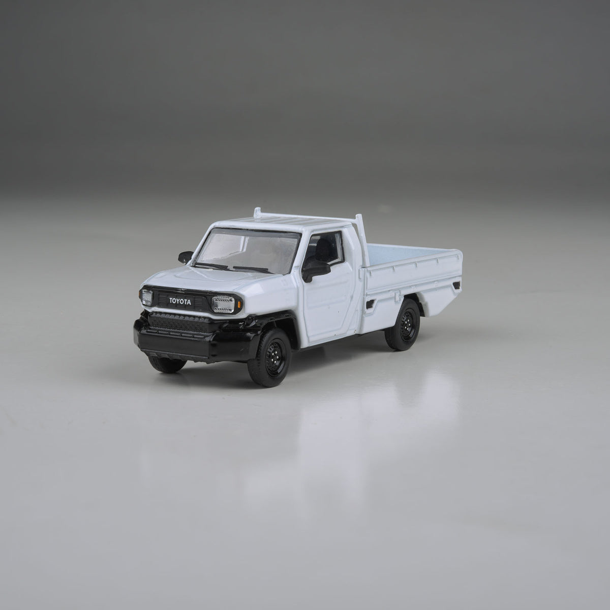 Para64 1/64 2025 Toyota Hilux Champ Tamaraw Super White Pearl LHD PB55703 Diecast Scale Model Car