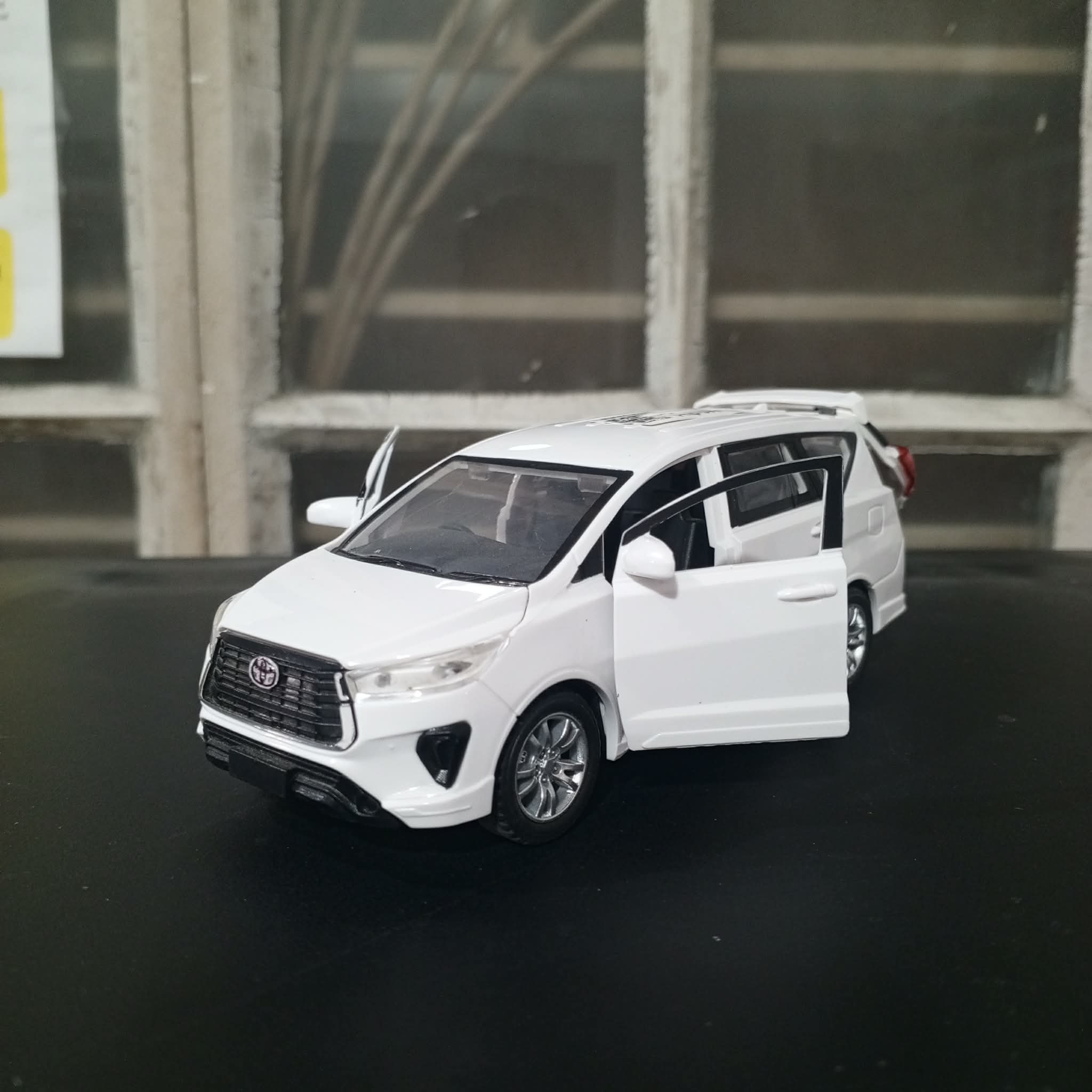 BNY 1/32 Innova White Loose Car BNYLC03042602