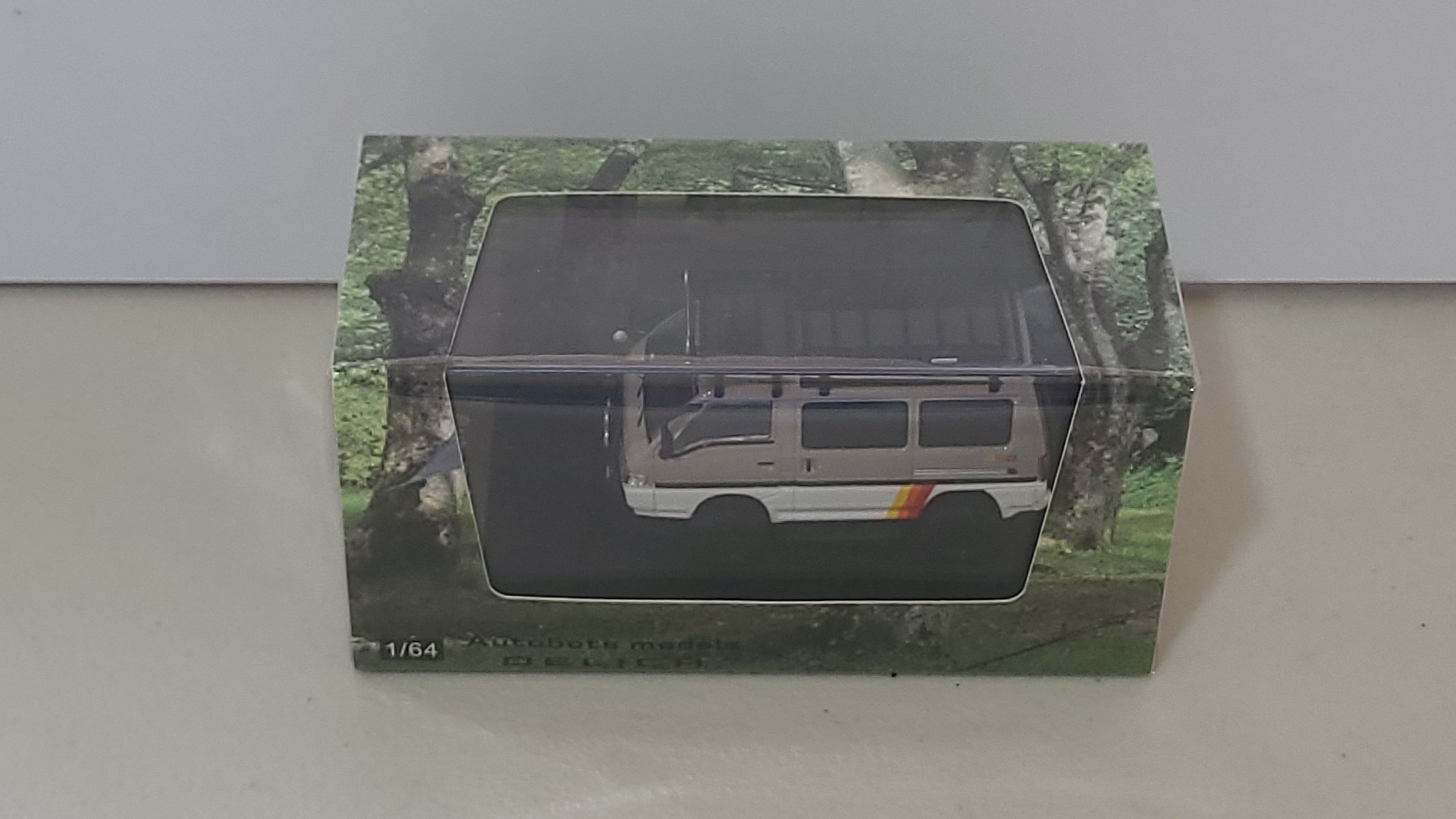 Autobots Models 1:64 Mitsubishi Delica 4WD L300