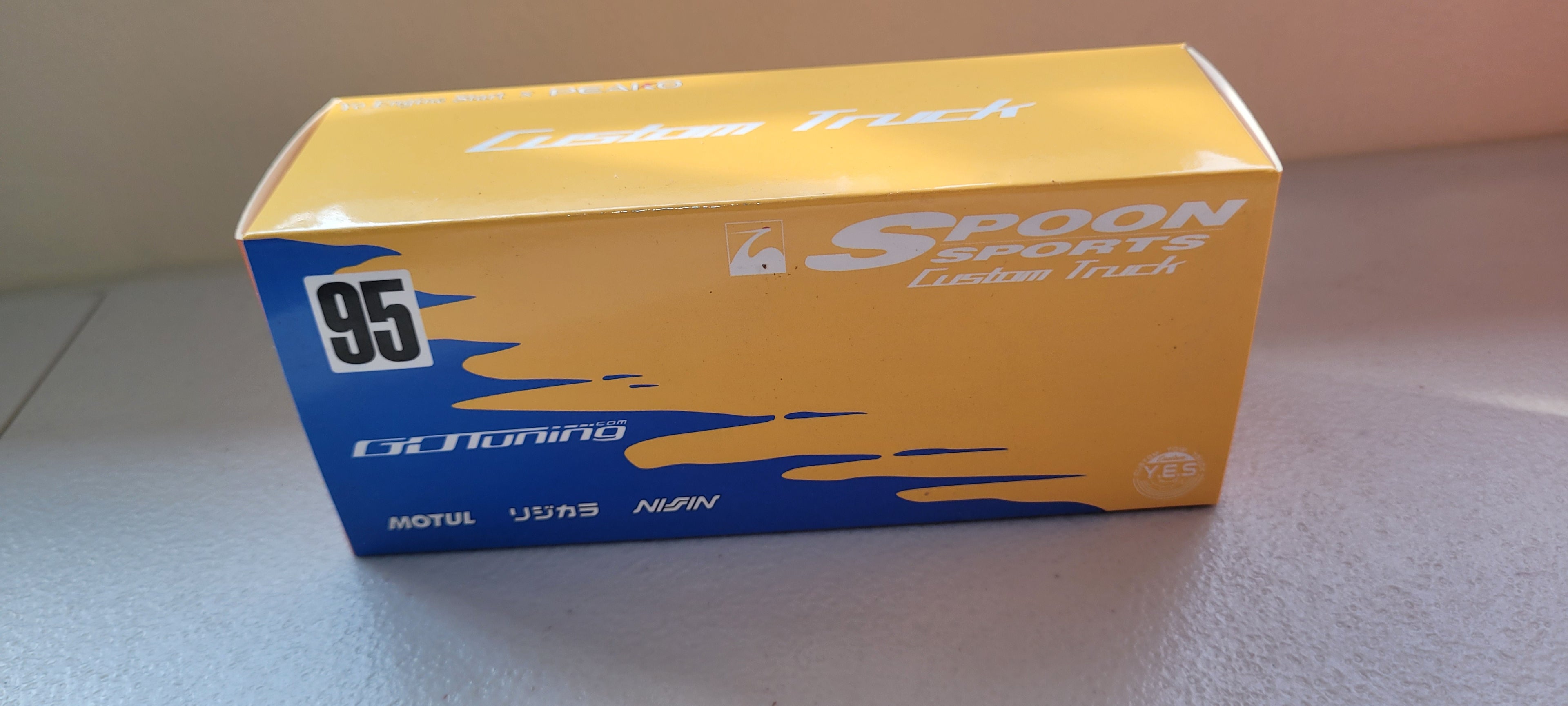 YES x Peako 1:64 Isuzu Elf Flatbed Tow Truck